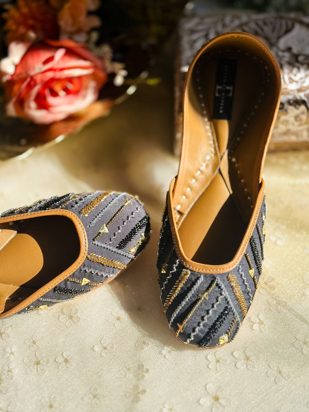 Citylight Black Jutti Flats